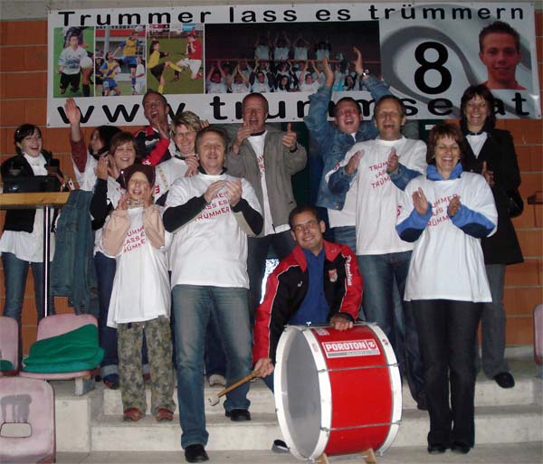 SVG-Trommler Karl f�hlt sich sichtlich wohl unter den Trummse Fans